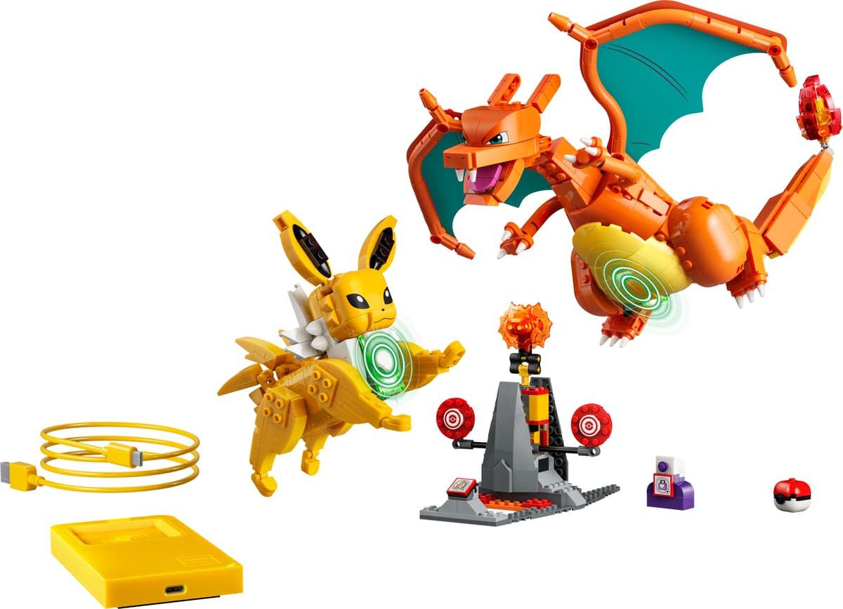 SMART Play: Charizard vs. Jolteon Ultimate Battle collectible